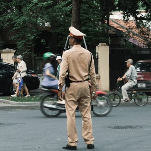 Người nước ngoài vi phạm luật lệ giao thông đường bộ bị xử lý thế nào?
